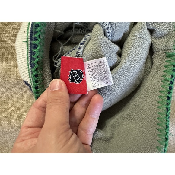 Vancouver Canucks toque Size 8-20 years youth sizing - Picture 4 of 8